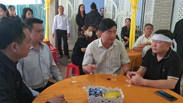 Phó Chủ tịch Ủy ban nhân dân tỉnh Đắk Lắk Nguyễn Thiên Văn thăm hỏi, động viên người thân đồng chí Lê Phước Toàn.