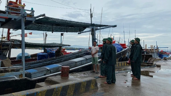 Cán bộ, chiến sĩ các Đồn Biên phòng ven biển tuyên truyền, vận động bà con ngư dân neo đậu tàu thuyền an toàn.