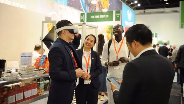 Khách tham quan trải nghiệm VR 360 (thực tế ảo), tái hiện toàn bộ chuỗi cung ứng từ nông trại đến nhà máy, từ canh tác đến chế biến, đóng gói của Simexco Đắk Lắk tại Hội chợ Quốc tế Anuga 2025 diễn ra tại Đức từ ngày 4 đến 8/10/2025.