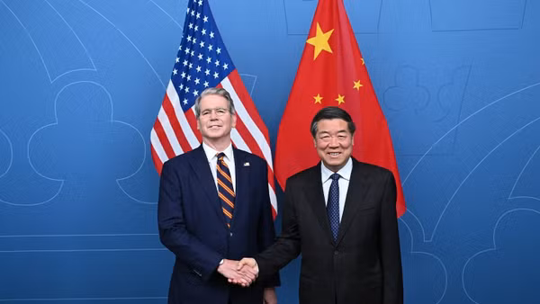 Phó Thủ tướng Trung Quốc Hà Lập Phong (phải) và Bộ trưởng Tài chính Mỹ Scott Bessent.