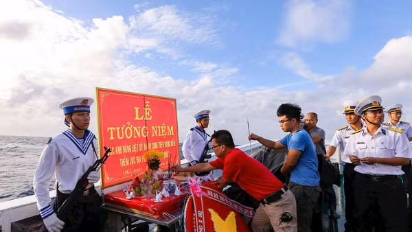 Nước mắt kẻ dạn dày sương gió, hay của người chưa kịp rám nắng Biển Đông, đều cùng lặng lẽ rơi.