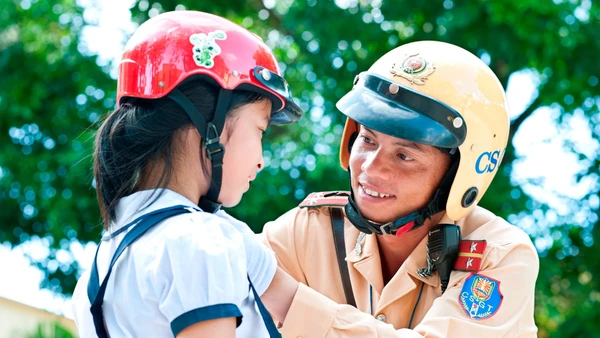 Nụ cười hiền hòa mang bình yên phố nhỏ. Ảnh: TRẦN TUẤN ANH