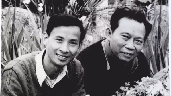 Nhà báo Hồng Châu, tức Thép Mới (bên phải) và nhà báo Cao Kim, tức Kim Toàn - hai nhà báo của Mặt trận Dân tộc giải phóng miền Nam Việt Nam từng bí mật hoạt động báo chí tại Sài Gòn - Gia Định trong cuộc Tổng tiến công và nổi dậy Tết Mậu Thân năm 1968. 