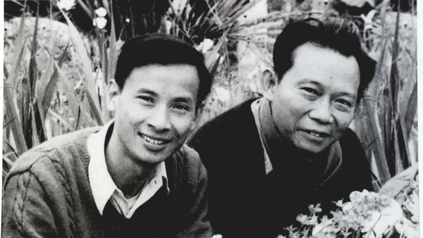 Nhà báo Hồng Châu, tức Thép Mới (bên phải) và nhà báo Cao Kim, tức Kim Toàn - hai nhà báo của Mặt trận Dân tộc giải phóng miền Nam Việt Nam từng bí mật hoạt động báo chí tại Sài Gòn - Gia Định trong cuộc Tổng tiến công và nổi dậy Tết Mậu Thân năm 1968. 