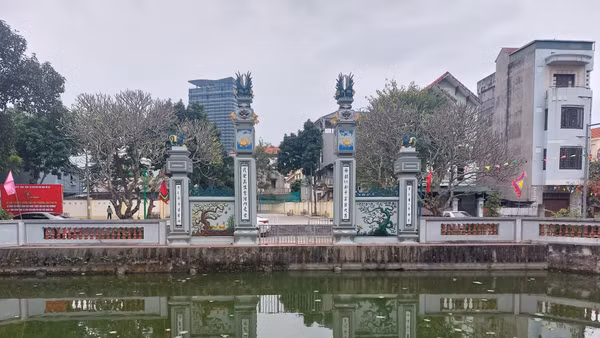 Cổng đình Phú Gia.