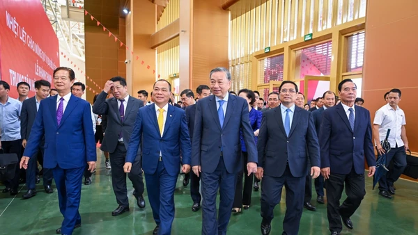 Tổng Bí thư Tô Lâm, Thủ tướng Phạm Minh Chính và các đại biểu dự Lễ khánh thành, khởi công 250 công trình tiêu biểu chào mừng 80 năm Cách mạng Tháng Tám và Quốc khánh 2/9. (Ảnh Thành Đạt)