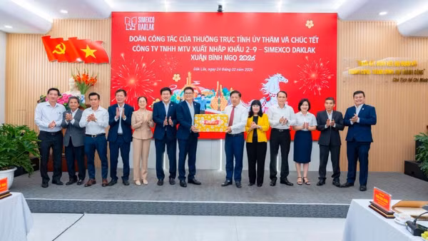 Bí thư Tỉnh ủy Đắk Lắk Lương Nguyễn Minh Triết và đoàn công tác tặng quà cho Simexco Daklak.