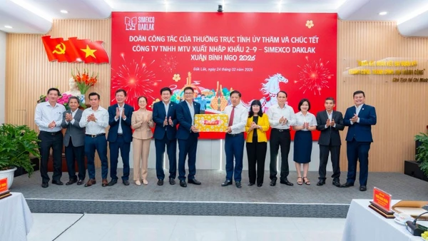 Bí thư Tỉnh ủy Đắk Lắk Lương Nguyễn Minh Triết và đoàn công tác tặng quà cho Simexco Daklak.