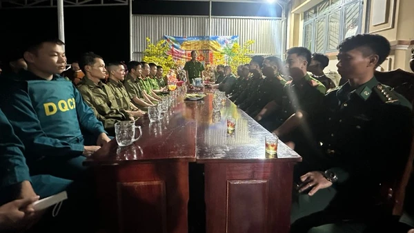 Trung tá Nguyễn Quốc Hoan, Trưởng Công an xã quán triệt nhiệm vụ phối hợp tuần tra.