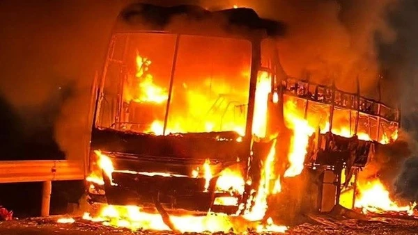 Hiện trường chiếc xe khách bị cháy.
