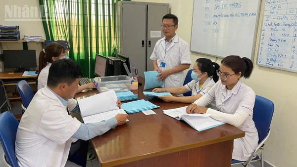 Các bác sĩ, điều dưỡng Khoa vật lý trị liệu và phục hồi chức năng, Bệnh viện Tâm thần tỉnh Đắk Lắk trong một buổi giao ban.