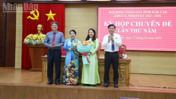 Các đồng chí lãnh đạo Hội đồng nhân dân tỉnh Đắk Lắk tặng hoa chúc mừng tân Phó Chủ tịch Hội đồng nhân dân tỉnh Đắk Lắk khóa X, nhiệm kỳ 2021-2026 Phúc Bình Niê Kdăm.