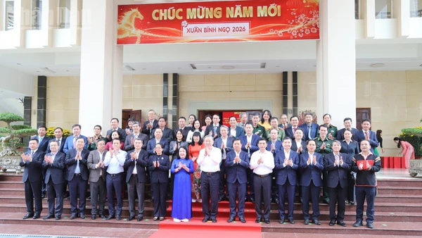 Tổng Bí thư Tô Lâm và các đồng chí lãnh đạo Đảng, Nhà nước chụp hình lưu niệm với Ban Thường vụ Tỉnh ủy Đắk Lắk.