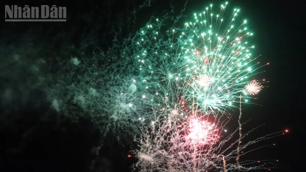 Bắn pháo hoa đêm Giao thừa đón Tết Nguyên đán Ất Tỵ 2025 tại phường Buôn Ma Thuột.