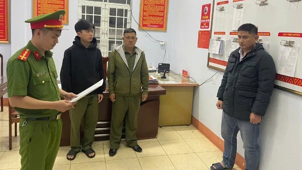 Phòng Cảnh sát kinh tế, Công an tỉnh Đắk Lắk thi hành quyết định khởi tố bị can và lệnh bắt tạm giam đối với Nguyễn Huy Vũ. (Ảnh: Công an tỉnh Đắk Lắk)