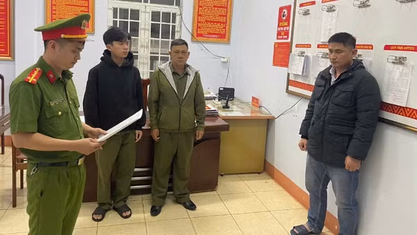 Phòng Cảnh sát kinh tế, Công an tỉnh Đắk Lắk thi hành quyết định khởi tố bị can và lệnh bắt tạm giam đối với Nguyễn Huy Vũ. (Ảnh: Công an tỉnh Đắk Lắk)