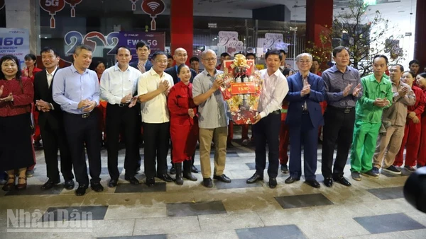 Bí thư Tỉnh ủy Đắk Lắk Lương Nguyễn Minh Triết và đoàn công tác tặng quà cho Công ty cổ phần Môi trường và Đô thị Đắk Lắk và các công nhân.