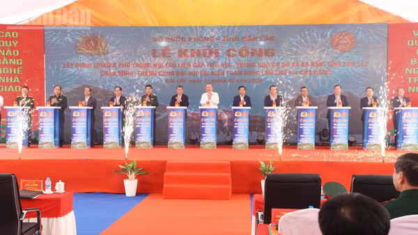 Tổng Bí thư Tô Lâm và các đồng chí lãnh đạo Đảng, Nhà nước ấn nút khởi công công trình.