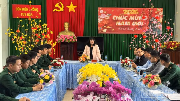 Đồng chí Hồ Thị Nguyên Thảo, Phó Chủ tịch Thường trực Ủy ban nhân dân tỉnh Đắk Lắk phát biểu tại buổi thăm, chúc Tết tại Đồn Biên phòng Tuy Hòa.