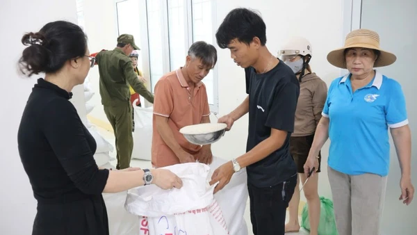 Cấp gạo từ nguồn dự trữ quốc gia hỗ trợ người dân khó khăn tỉnh Đắk Lắk. (Ảnh: CTV)