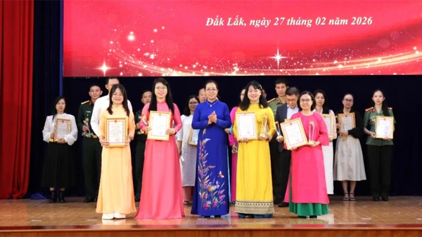 Đồng chí Huỳnh Thị Chiến Hòa, Phó Bí thư Tỉnh ủy Đắk Lắk, Trưởng Ban Tổ chức trao giải A cho các tác giả và nhóm tác giả đoạt giải.