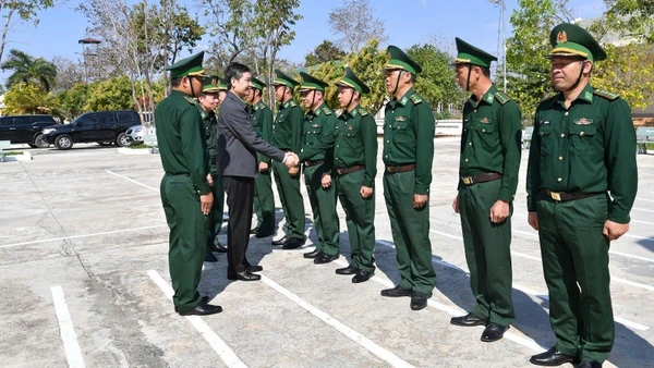 Chủ tịch Ủy ban nhân dân tỉnh Đắk Lắk Tạ Anh Tuấn đến thăm và chúc Tết Đồn Biên phòng Ia Rvê.