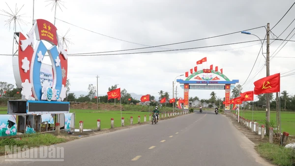 Tuyến đường chính dẫn vào vùng rốn lũ xã Hòa Thịnh tràn ngập cờ Đảng, cờ Tổ quốc mừng Đảng, mừng Xuân Bính Ngọ 2026.