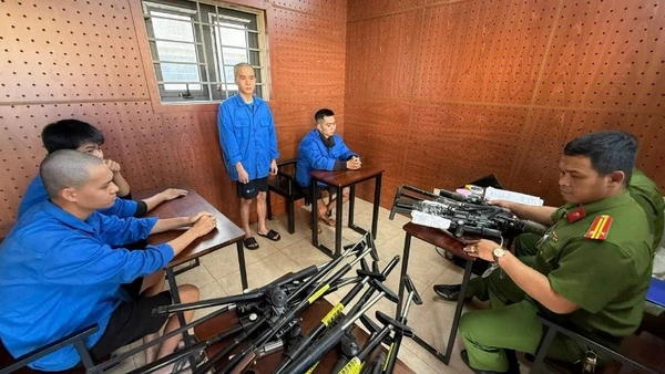 Các đối tượng để chế tạo, tàng trữ, vận chuyển, mua bán trái phép vũ khí quân dụng tại cơ quan Công an.