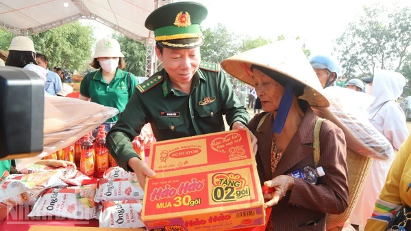 Đại tá Đỗ Quang Thấm, Chính ủy Ban Chỉ huy Bộ đội Biên phòng tỉnh Đắk Lắk trao tặng quà cho gia đình khó khăn ở xã Buôn Đôn.