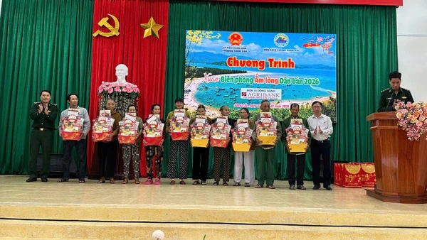 Đại diện Đồn Biên phòng Xuân Đài và chính quyền địa phương trao quà tặng các gia đình có hoàn cảnh khó khăn.