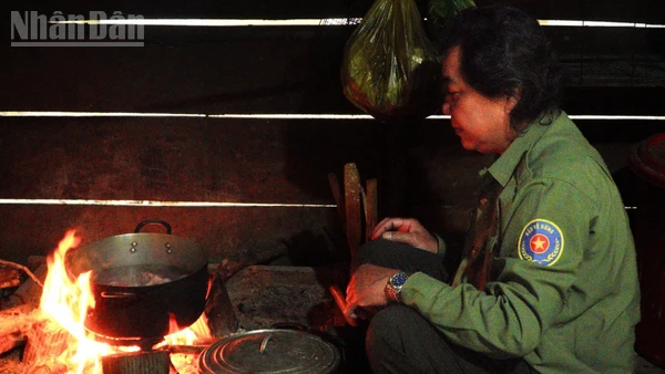 Tết đến, anh Huỳnh Thanh Huy sắp xếp công việc để giữ rừng tại Trạm quản lý, bảo vệ rừng 9 Bếp.