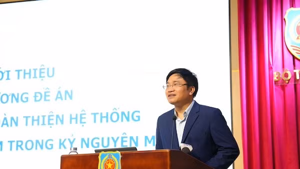 Viện trưởng Chiến lược và Khoa học pháp lý Nguyễn Văn Cương giới thiệu nội dung chính của Đề cương Đề án “Chiến lược hoàn thiện hệ thống pháp luật Việt Nam trong kỷ nguyên mới”. 
