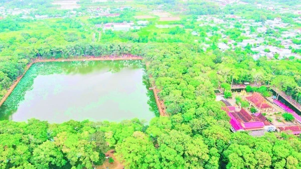 Ao Bà Om, phường Nguyệt Hóa, tỉnh Vĩnh Long rợp bóng cây cổ thụ.