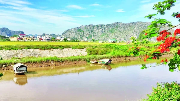 Kênh Nhà Lê đoạn qua huyện Yên Mô, tỉnh Ninh Bình. (Ảnh SỞ DU LỊCH NINH BÌNH)