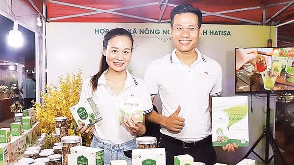 Anh Nguyễn Mạnh Tường, Giám đốc Hợp tác xã Nông nghiệp sạch Hatisa (bên phải) giới thiệu sản phẩm. Ảnh: Ngọc Khánh