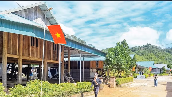 Người dân yên tâm sinh sống tại khu tái định cư Co Hương.