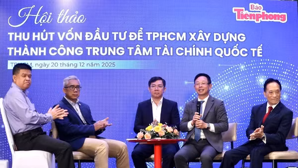Các chuyên gia kinh tế tại hội thảo “Thu hút vốn đầu tư nước ngoài để Thành phố Hồ Chí Minh xây dựng thành công Trung tâm Tài chính quốc tế”, ngày 20/12.