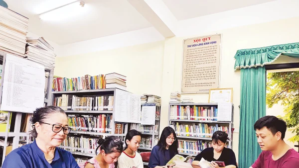 Thư viện làng Bình Vọng đã và đang thu hút nhiều bạn đọc ở các lứa tuổi khác nhau. (Ảnh Văn Học) 