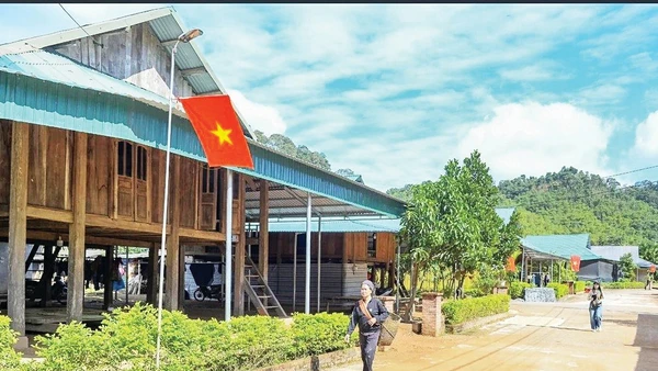 Người dân yên tâm sinh sống tại khu tái định cư Co Hương.