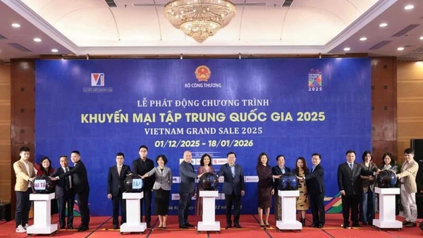 Các đại biểu thực hiện nghi thức phát động chương trình. Ảnh: Báo Công Thương