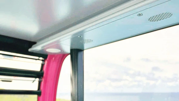 Du khách khám phá Hòn Thơm từ cáp treo.