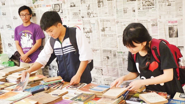 Nhiều bạn trẻ vẫn đang nuôi dưỡng tình yêu với văn hóa đọc. Ảnh trong bài: Văn Học 