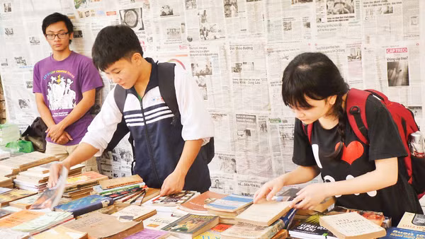 Nhiều bạn trẻ vẫn đang nuôi dưỡng tình yêu với văn hóa đọc. Ảnh trong bài: Văn Học 