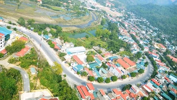 Diện mạo mới của thị trấn Mường Chà trong xây dựng nông thôn mới nâng cao.