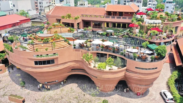 Bảo tàng Gốm Bát Tràng - điểm nhấn đặc biệt thu hút khách du lịch trên hành trình khám phá làng nghề truyền thống Bát Tràng. Ảnh: Vương Lộc