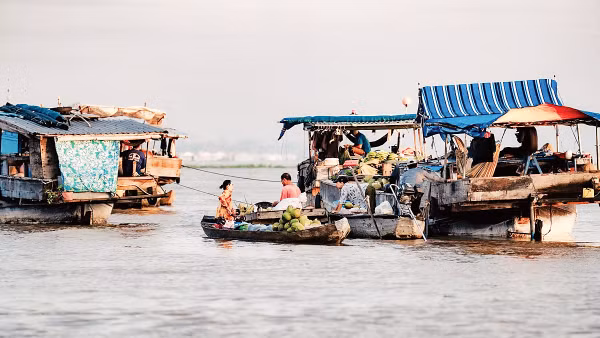 Từ sáng sớm, trên dòng Hậu Giang đã tấp nập người mua kẻ bán.