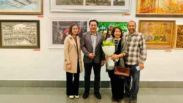 Họa sĩ Lê Phi Hùng (thứ hai từ trái sang) đoạt Giải nhất Cuộc thi vẽ tranh "Di sản văn hóa Việt Nam qua hội họa" năm 2025.