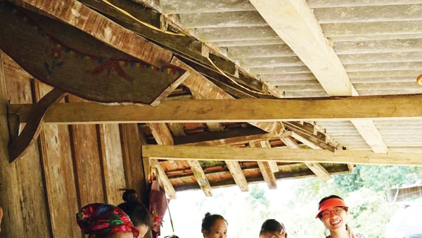 CRAFT LINK tổ chức tập huấn dạy may và hoàn thiện sản phẩm cho phụ nữ người Mông ở bản Phà Sắc.