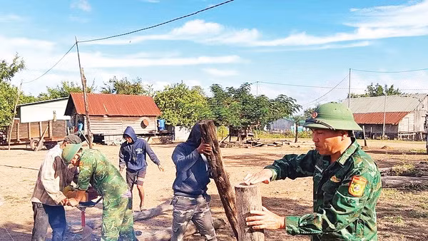 Cán bộ, chiến sĩ Đồn Biên phòng Ia Mơ giúp đỡ gia đình anh Rơ Mah Choan. Ảnh: ĐVCC