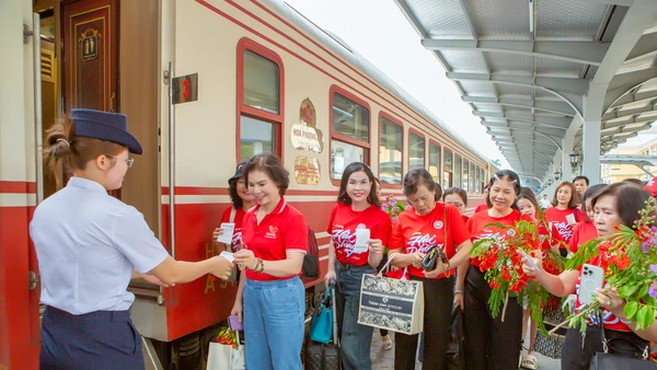 Nhân viên đón khách đi tàu Hoa phượng đỏ.